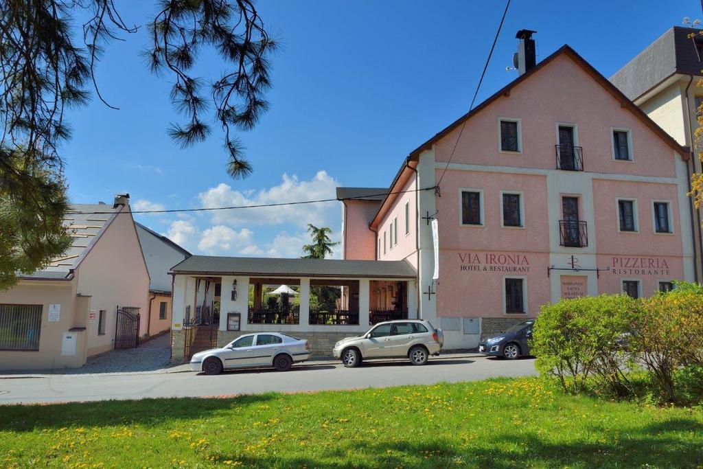 Hotel And Restaurant Via Ironia Vysoké Mýto Extérieur photo